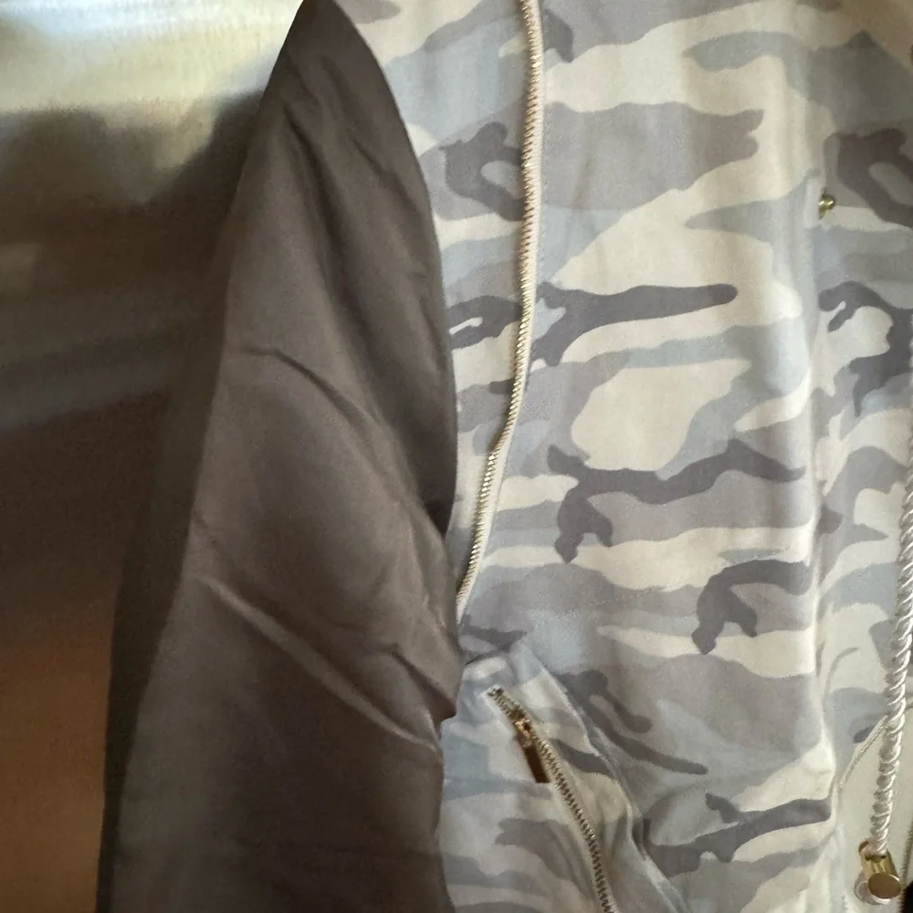 Jason Derulo’s Brand LVL XIII Camouflage Gray/Cream Performance Jacket/Backpack - Picture 4 of 11